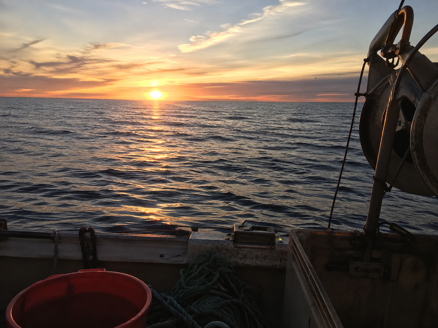 Soluppgång över havet från fiskebåten Carmita utanför Skärhamn